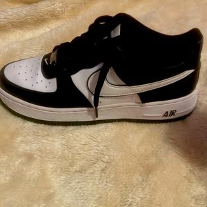 Black/White air forces not too worn 7y big kids = 8.5 in woman’s